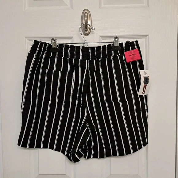 NWT Jachs Girlfriend Shorts Medium Paperbag Waist Black and White Striped - Picture 3 of 13